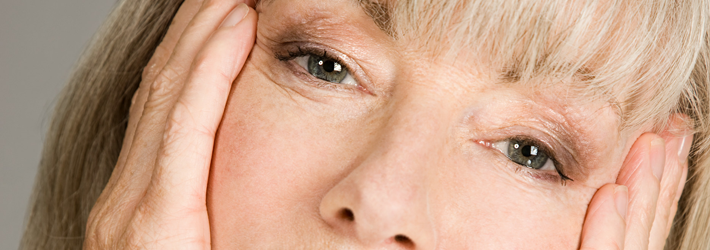 Die Ursachen der Rosazea sind noch nicht ganz erforscht – genetische Vorbelastung und UV-Strahlung gelten als Hauptauslöser. Die Fachärzte im Dermatologischen Zentrum der Rosenpark Klinik analysieren Ihre Haut und zeigen Wege zur systematischen Rosaze
